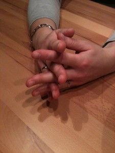 Hände wie beim Beten zusammen gefalten, nur sind die Finger nicht krum, sondern ragen hüben und drüben wie stacheln heraus.