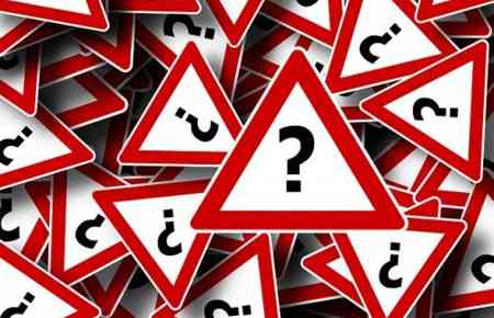 Verkehrsschilder mit Fragezeichen