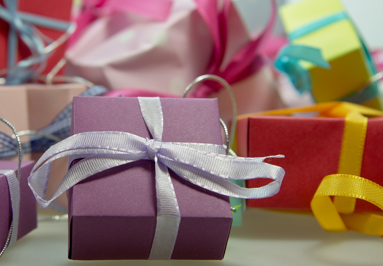 Kleine Geschenke mit Schleife eingepackt, hier Werbegeschenke