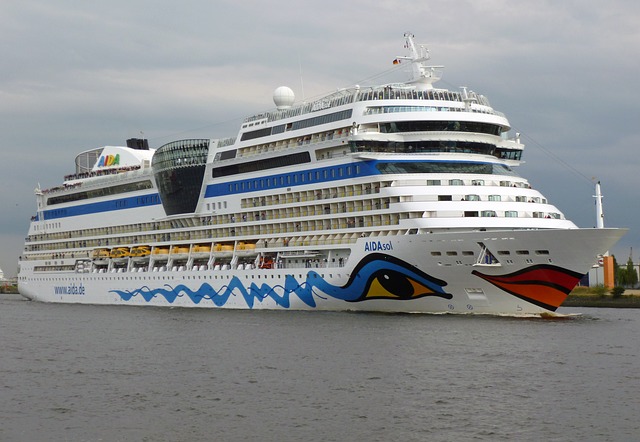 Kreuzfahrtschiff AIDA Sol liegt vor Anker, hier Das AIDA Prinzip in der Werbung, Wortspiel