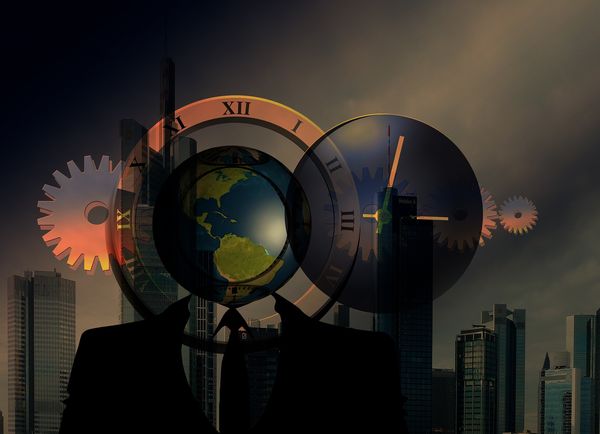 Mann, Uhr, Globus, abstraktes Bild, Stadtgebäuden im Hintergrund