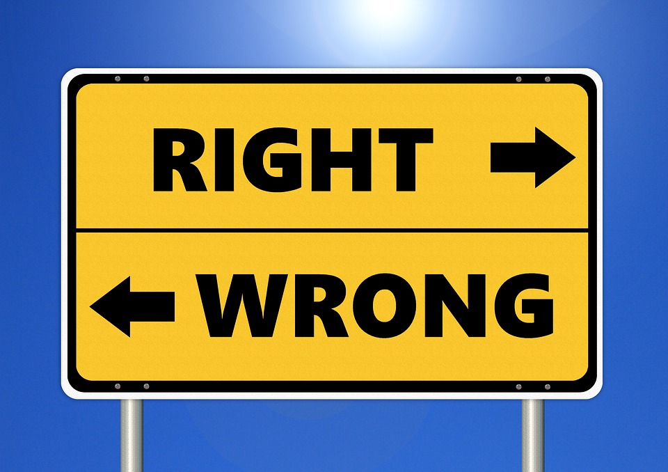 Schild mit Richtungsanzeige Right & Wrong