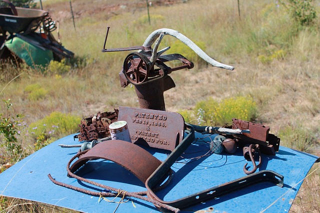 Eine alte auseinandergenommene Pumpe in New Mexico gefunden. Ein Schild mit der Aufschrift "Patended 18. Februar 1884@ schmueckt das Stueck.