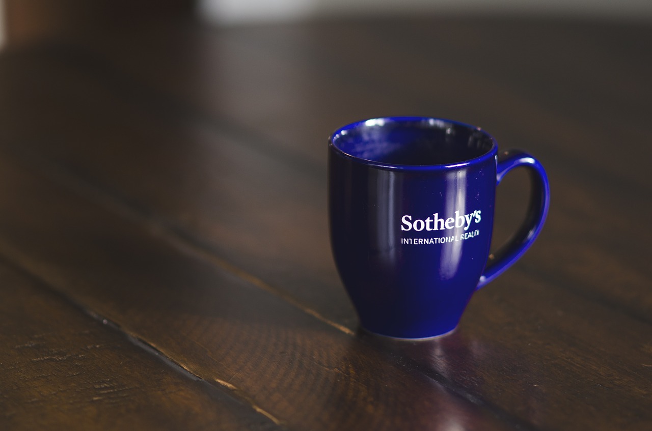 Dunkelblaue Tasse als Werbegeschenk von Sotheby´s