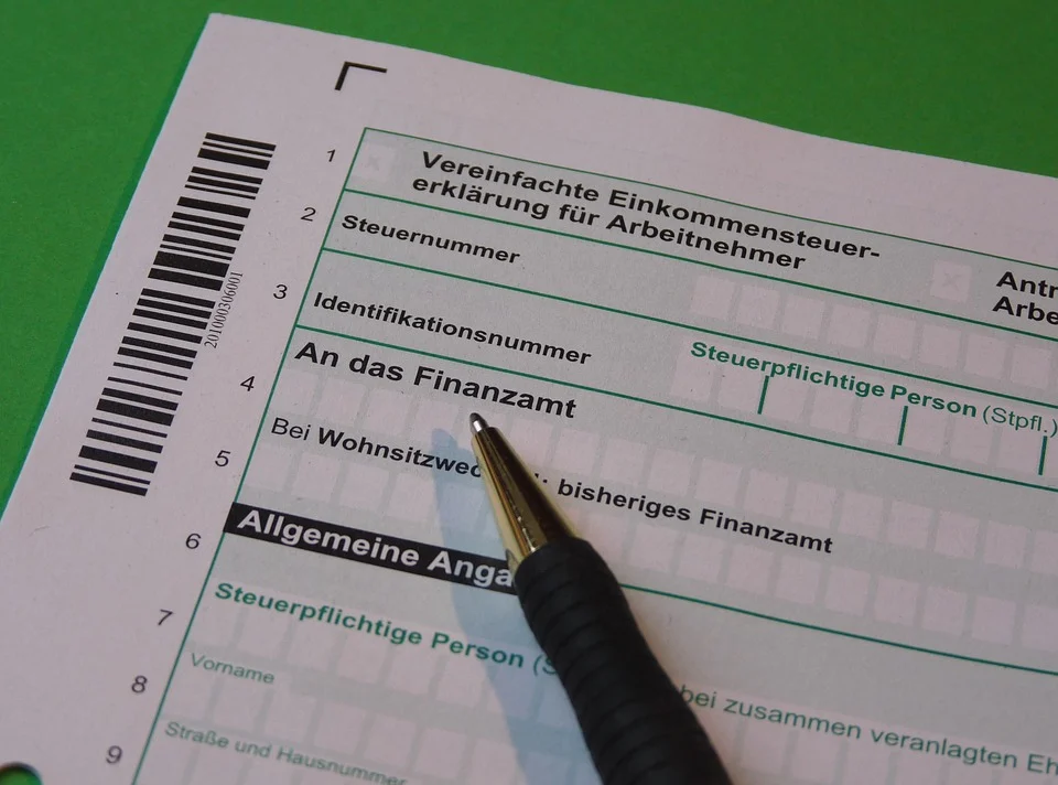 Steuerbescheid und ein Stift zum Ausfüllen