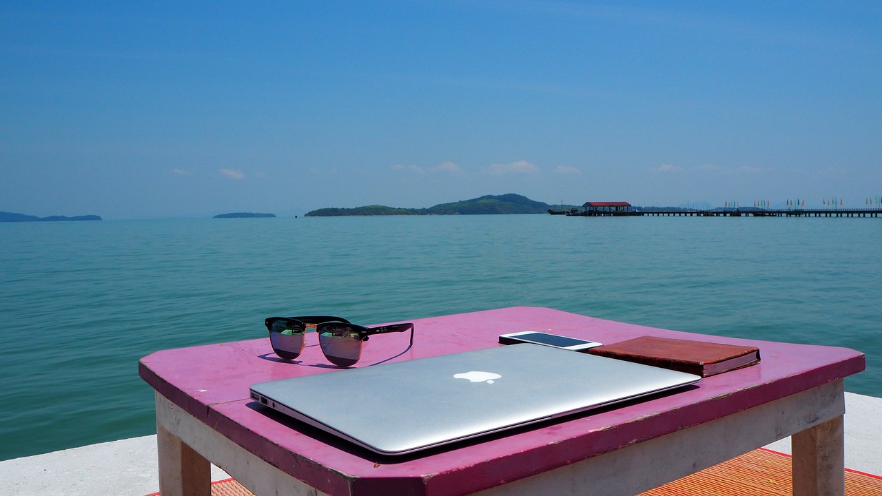 Laptop auf dem Tisch am Ozean