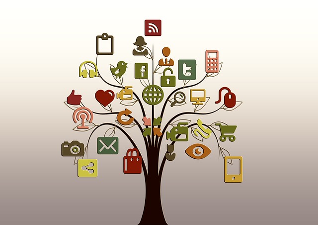 Baum mit unterschiedlichen Blättern in Form von Icons für Mail, youtube, Handy, Monitor, Kopfhörer usw. hier für Werbemöglichkeiten