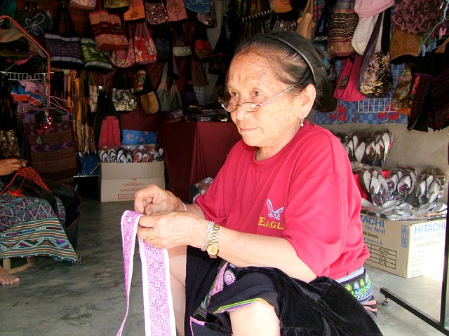 Frau in Thailand näht