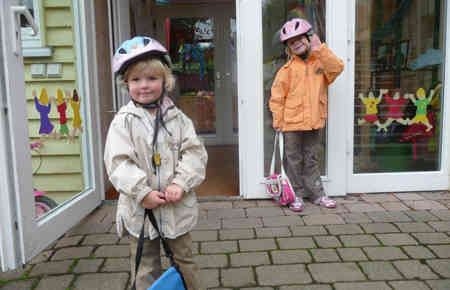 Kindergartenkinder Mit Brottasche vor dem Kindergarten