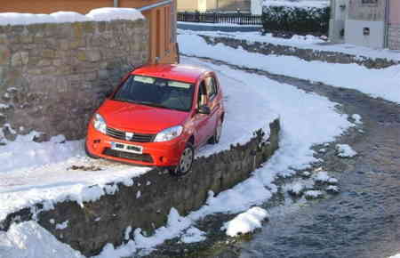 rotes Auto steht mit einem Rad an Flussufer. Ist vom Weg abgekommen, hier: Liquiditätsengpass berechnen