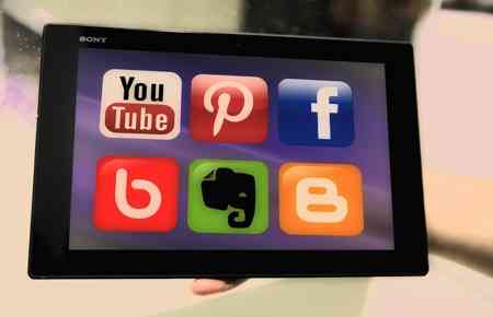 Symbole von verschiedenen sozialen Netzwerken auf einem Tablet