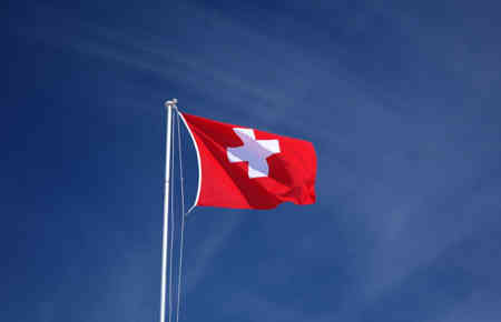 Die Flagge der Schweiz am Fahnenmast hochgezogen, hier: Existenzgründung Schweiz