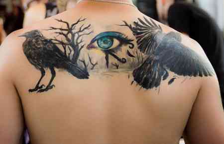 Tätowieren auf dem Rücken, hier: Tattoo Studio eröffnen