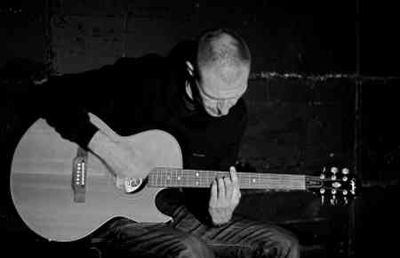 Gitarrenspieler frontal, schwarz weiß Bild, seine Lieblingsbeschäftigung