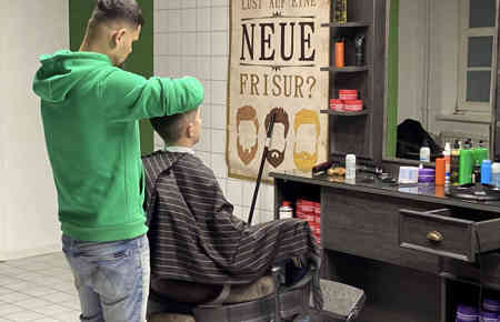 Ein Junger Mann beim Haare schneiden in einem Barbershop in Dingelstädt, hier: Barbershop eröffnen