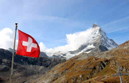Schweizer Flagge mit Bergen